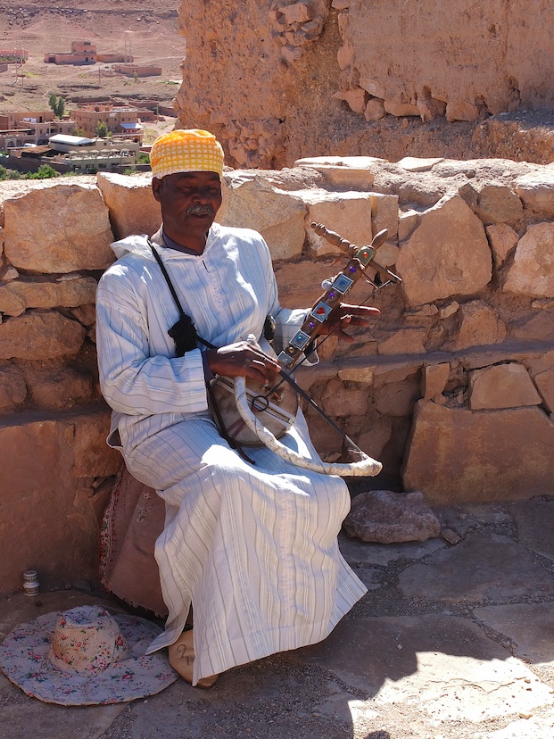 Hoher Atlas  -  Ait Benhaddou, Musiker mit einer Rababa